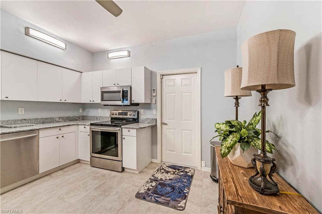 649 Windsor SQ 102 photo 7 of 25