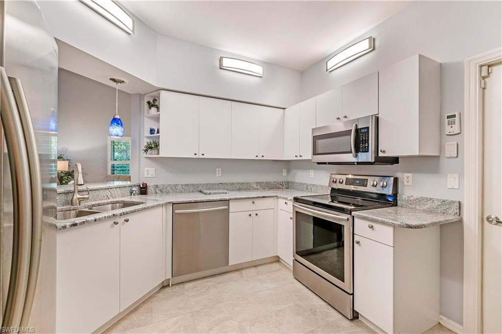 649 Windsor SQ 102 photo 8 of 25