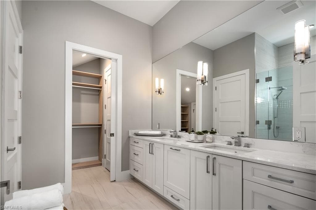 1st floor master bathroom