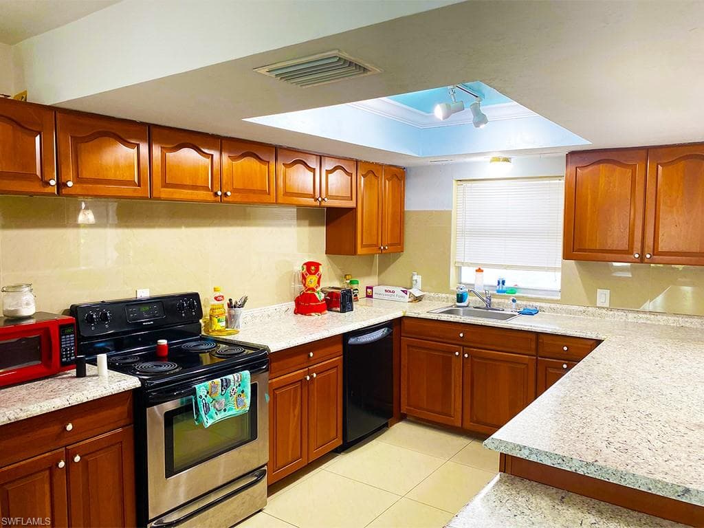 Kitchen & breakfast bar