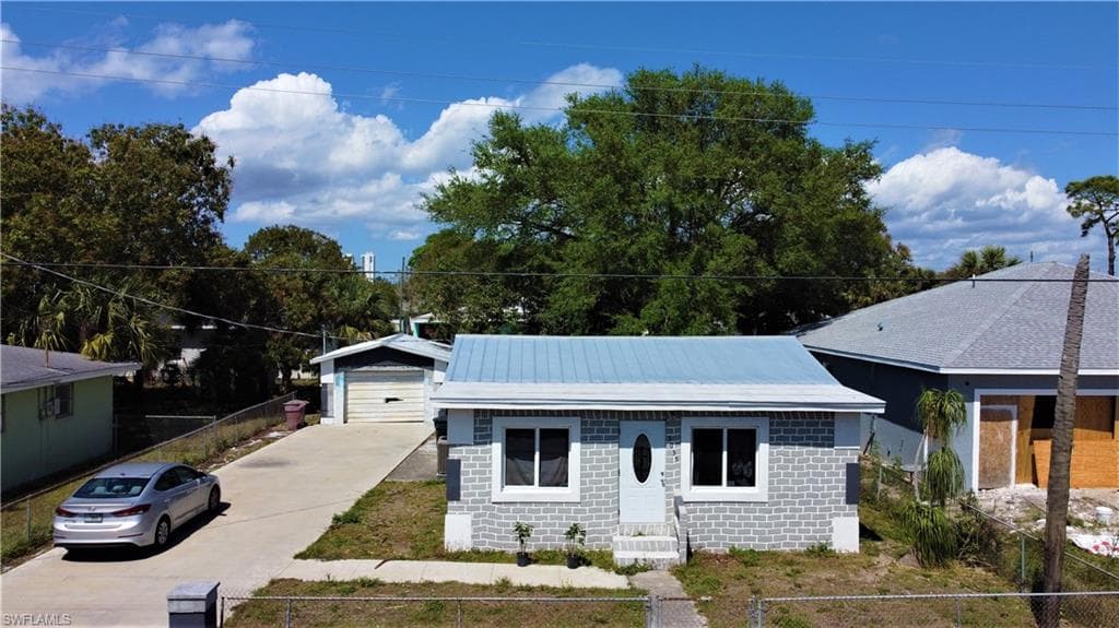 3035 Dunbar AVE photo 4 of 20