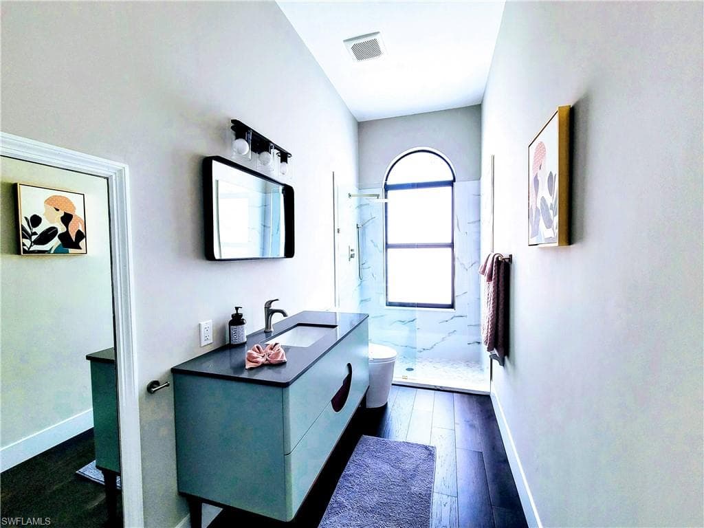 Bathroom #2 (1st Floor)