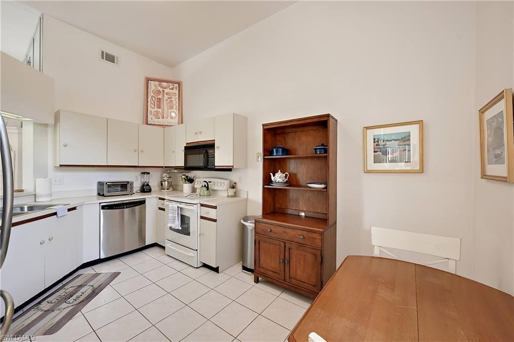 577 BEACHWALK CIR R-204 photo 30 of 33