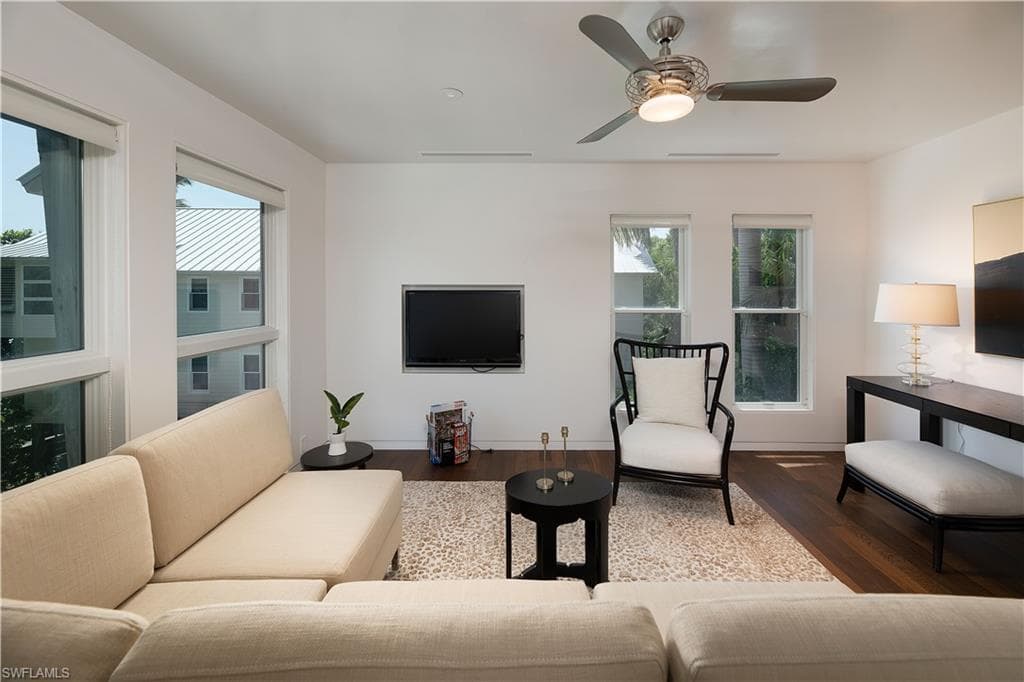 Guest house family room upstairs