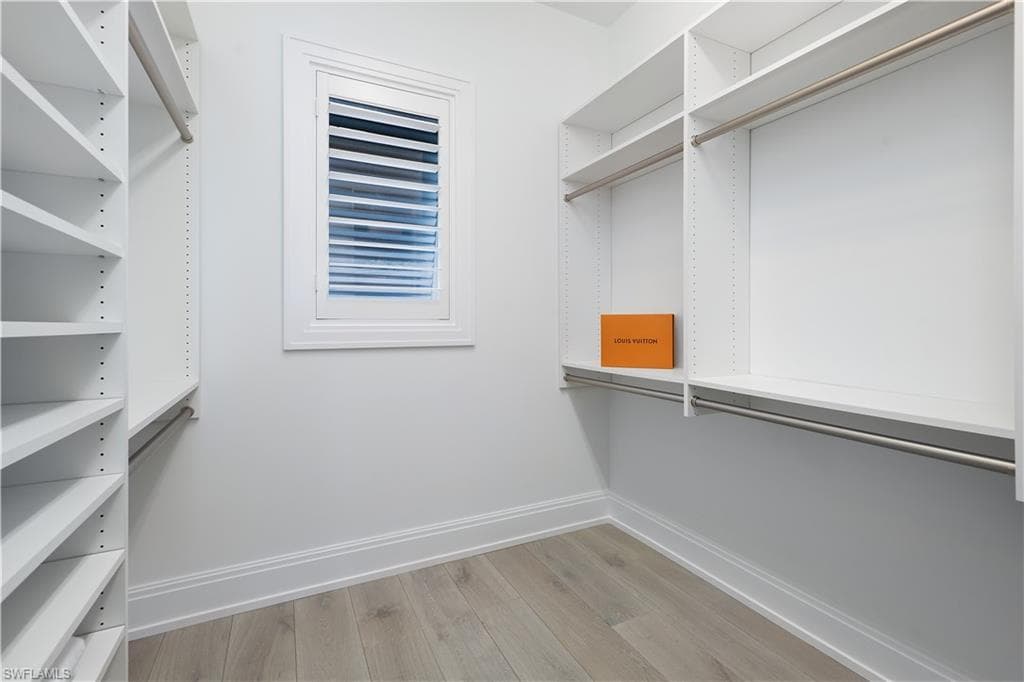 Guest bedroom 1 Closet