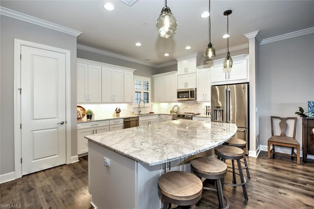 GRAND ISLAND WITH BEAUTIFUL QUART COUNTERTOP