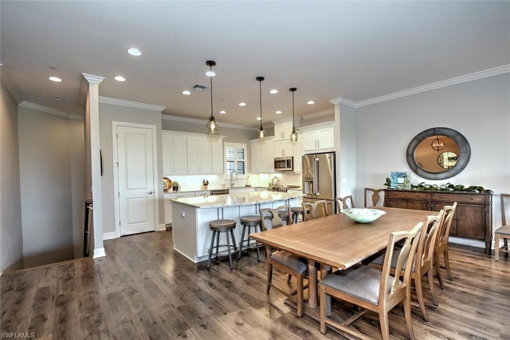 COMFORTABLE DINING AREAS