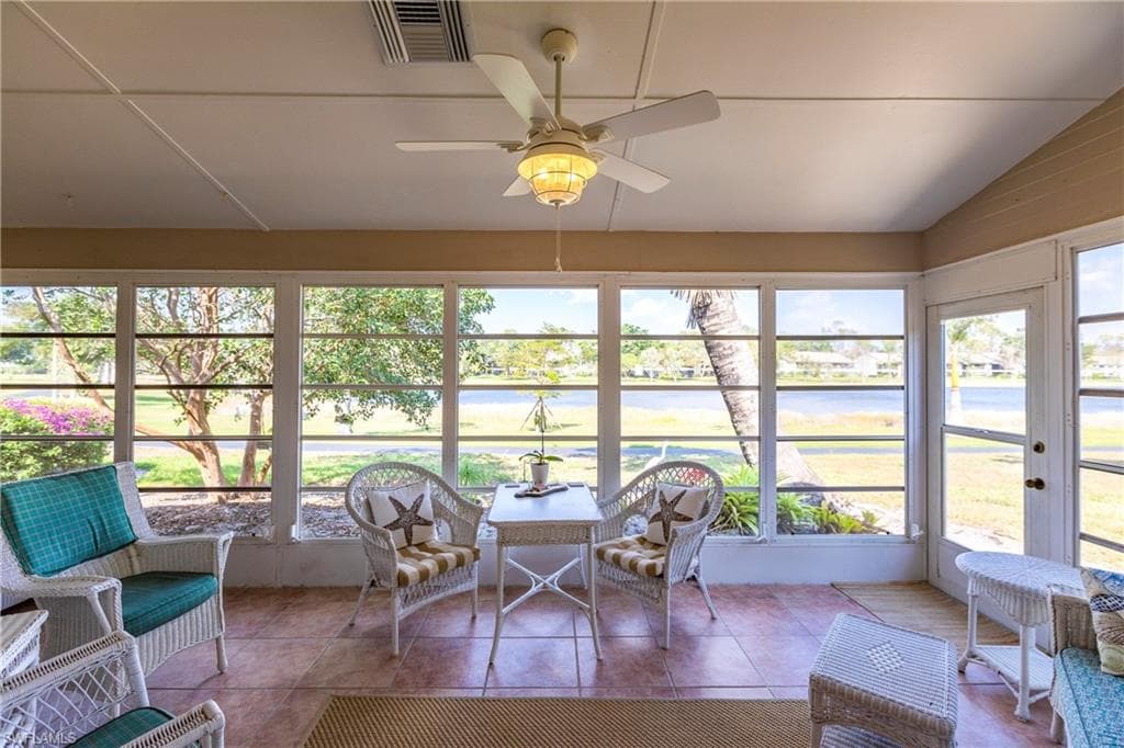 AIR CONDITIONED LANAI - PANORAMIC LAKE VIEW