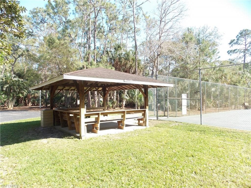 TENNIS/PICKLEBALL COURT REST AREA