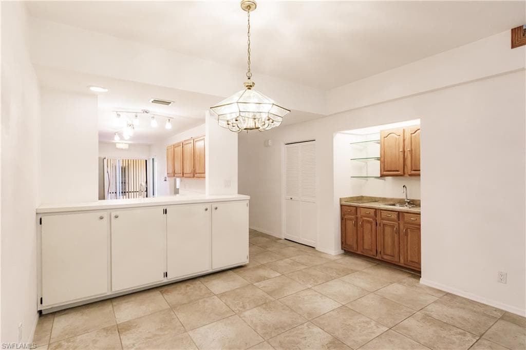 DINING AREA & WET BAR