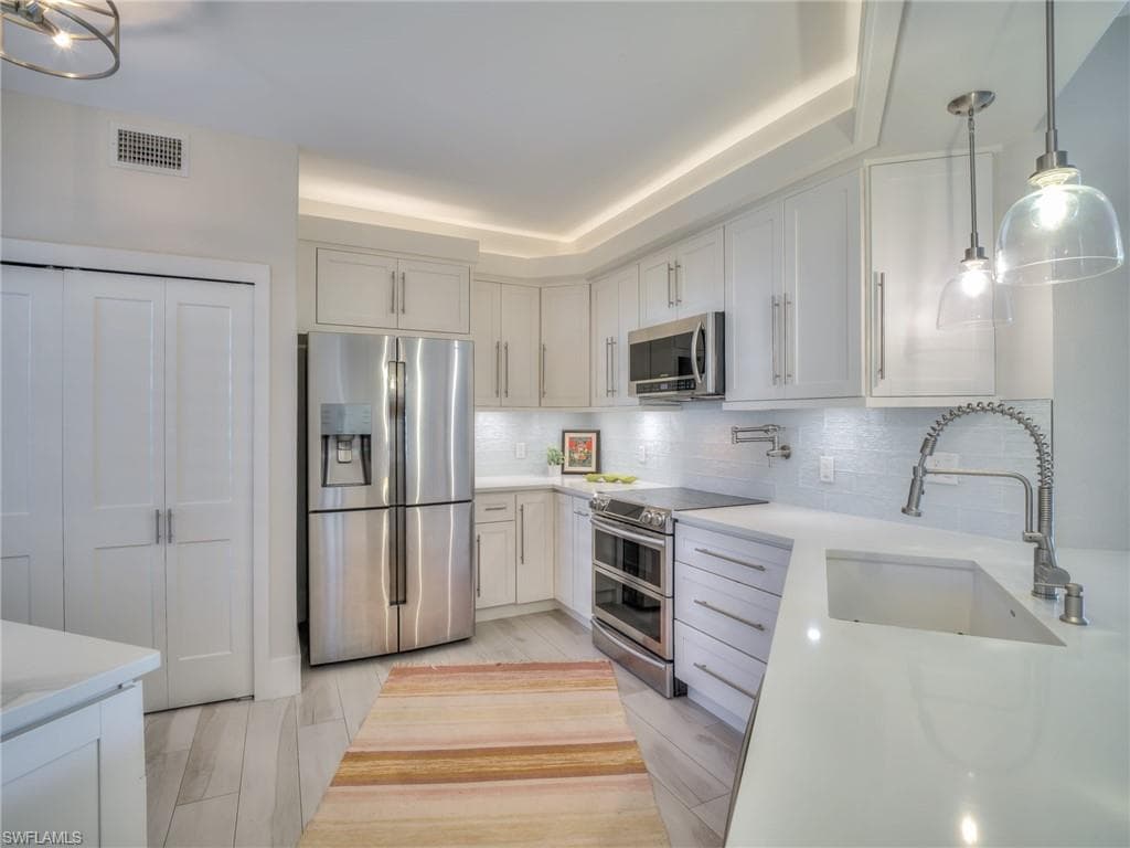 9060 SPRING RUN BLVD 206 photo 11 of 24