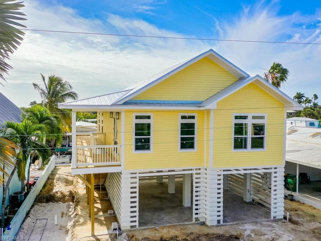 542 Coconut AVE photo 1 of 33