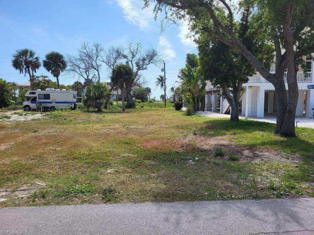 Big deep lot. Close to beach access. Great neighborhood