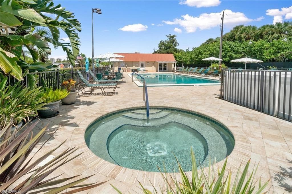Swimming pool, hot tub/spa