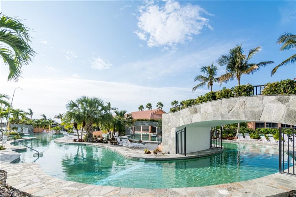 600' resort style lazy river pool