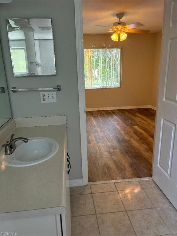 MASTER BEDROOM (KING BED) AND LAKE VIEW BATHROOM TUB/SHOWER