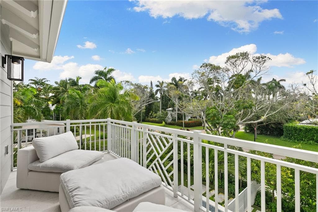 Imagine Coffee on this Balcony in the mornings sitting among the Treetops