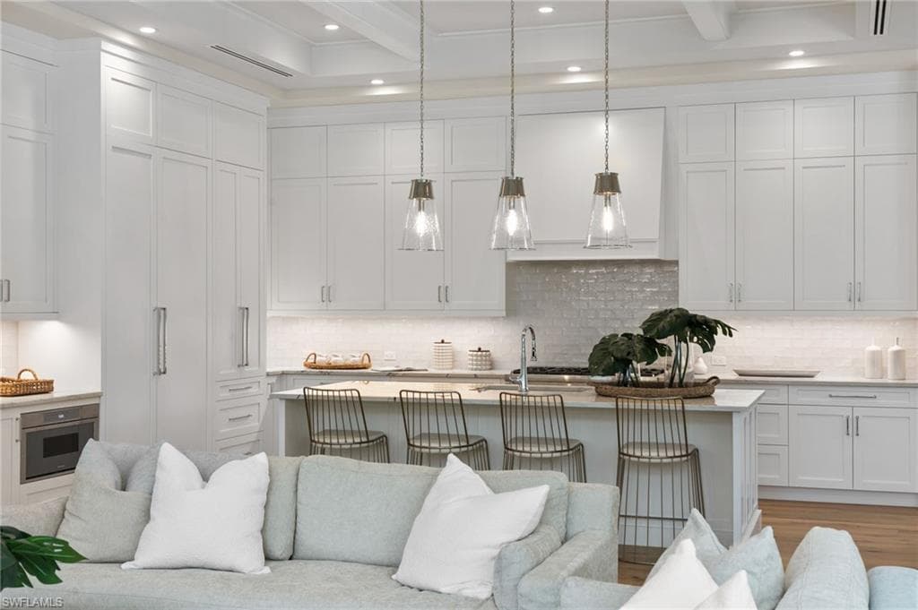 High End Cabinets to the Ceiling and Extra Lighting for cooking enjoyment