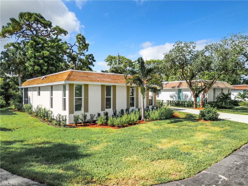 View of front of home featuring a front yard