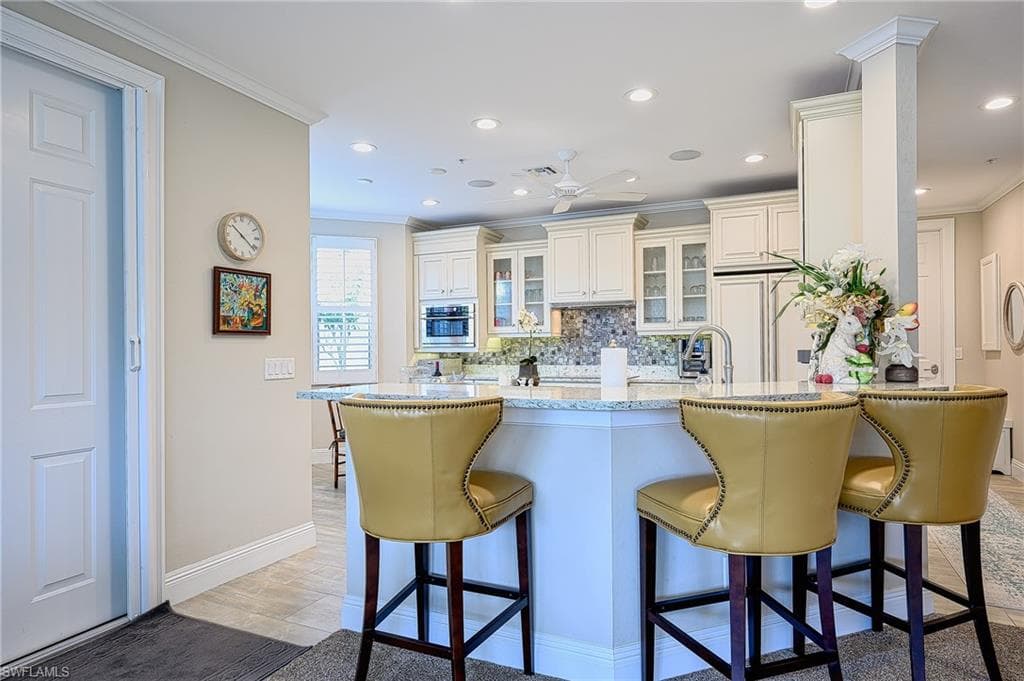BEAUTIFUL BREAKFAST BAR........OR FOR COCKTAILS!