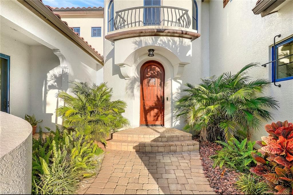Property entrance featuring a balcony