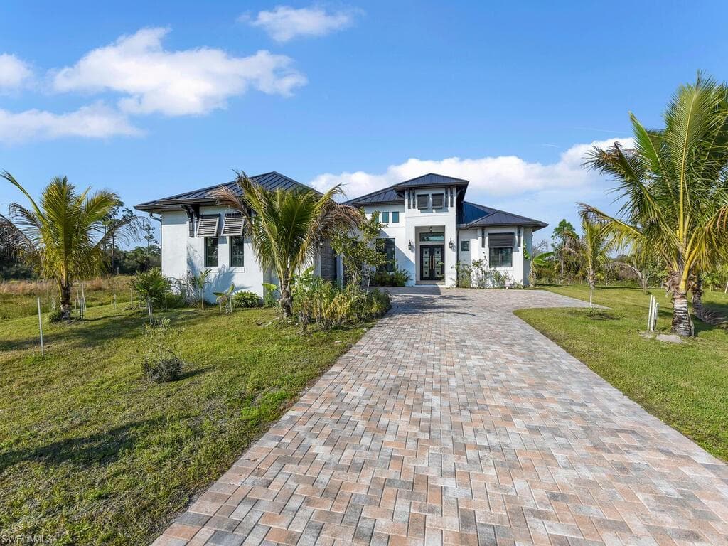 View of front of home featuring a front yard
