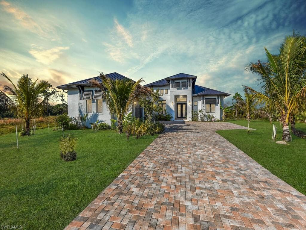 View of front facade with a yard