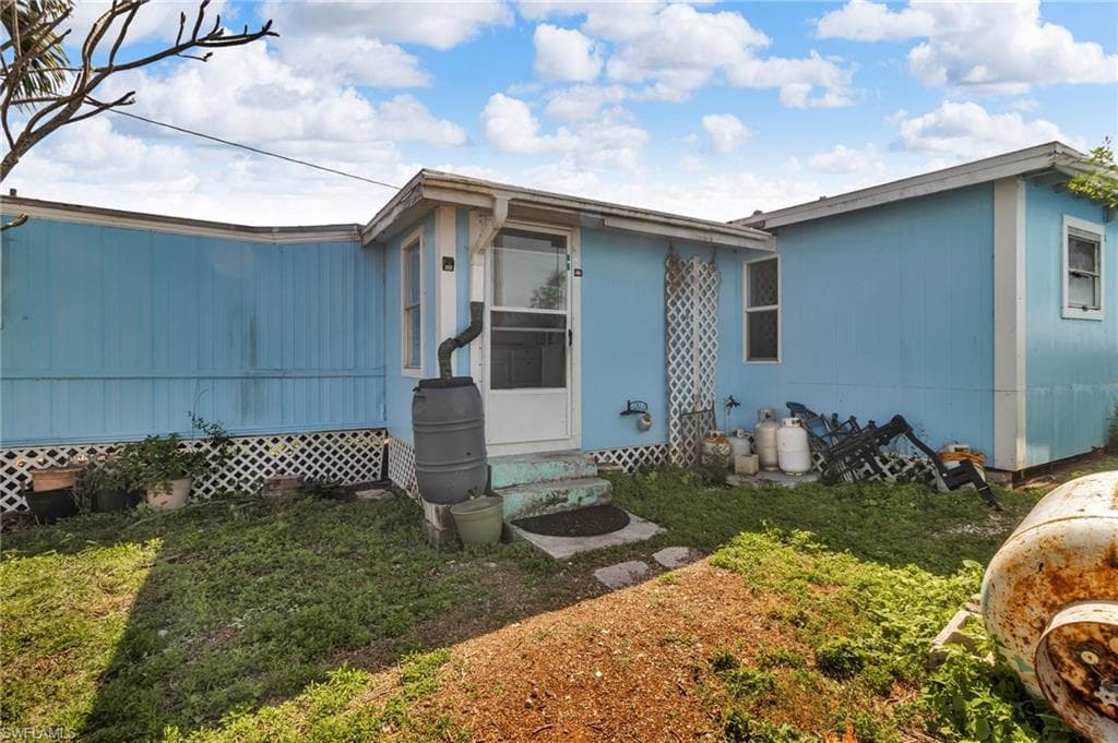 Manufactured / mobile home 3/2 & 1/1 featuring entry steps and a front yard