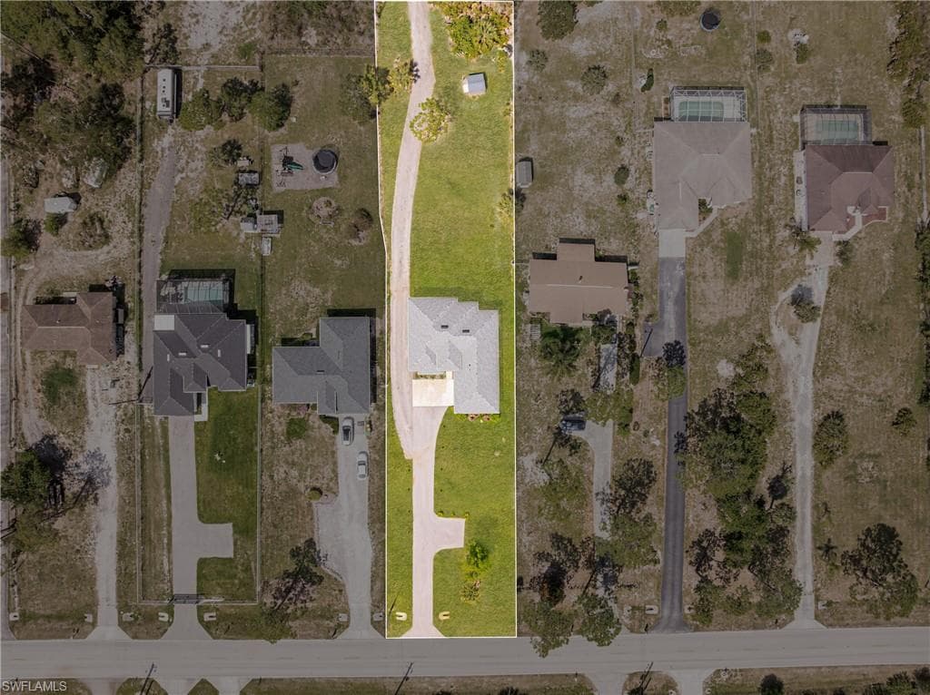 Birds eye view of property featuring a residential view