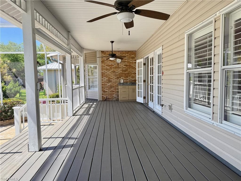 Deck featuring ceiling fan