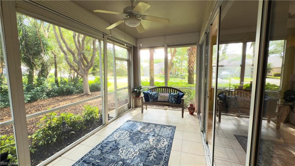 Lanai/solarium with a ceiling fan
