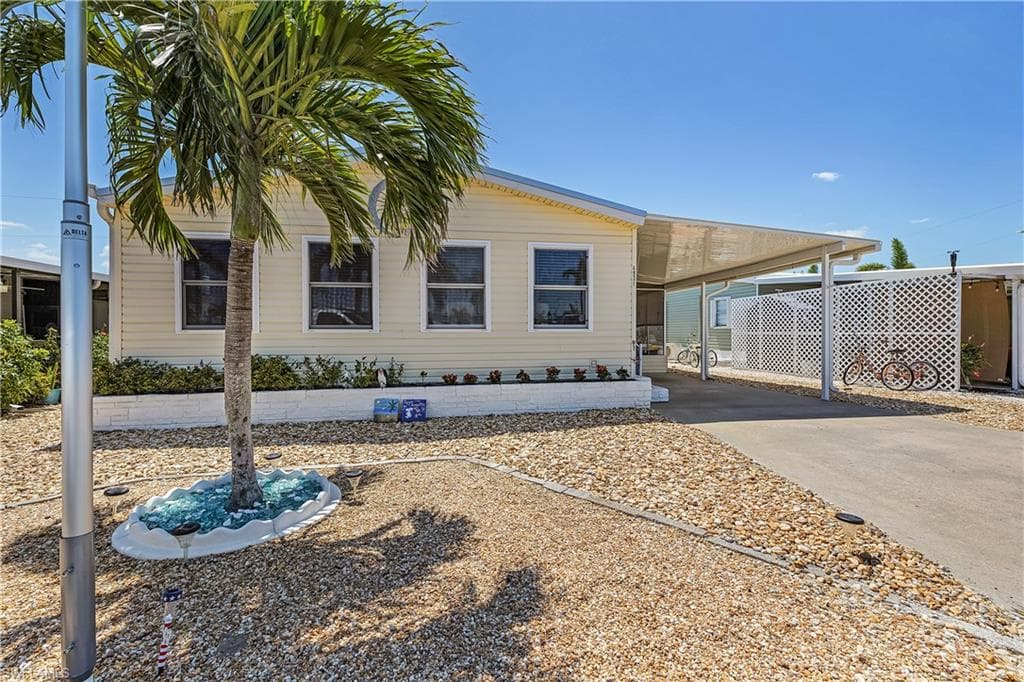 Manufactured / mobile home with driveway and an attached carport
