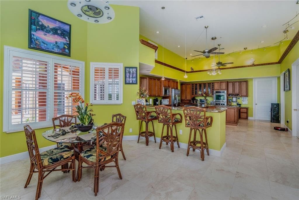 Breakfast nook, eat in bar in kitchen