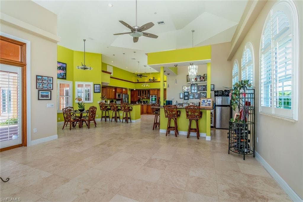 bar, breakfast nook, kitchen