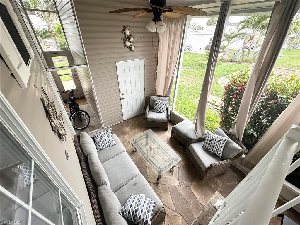 Sun room / Lanai