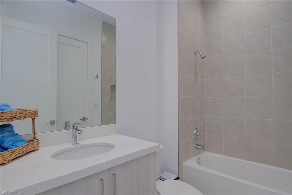 Bathroom with vanity and washtub / shower combination