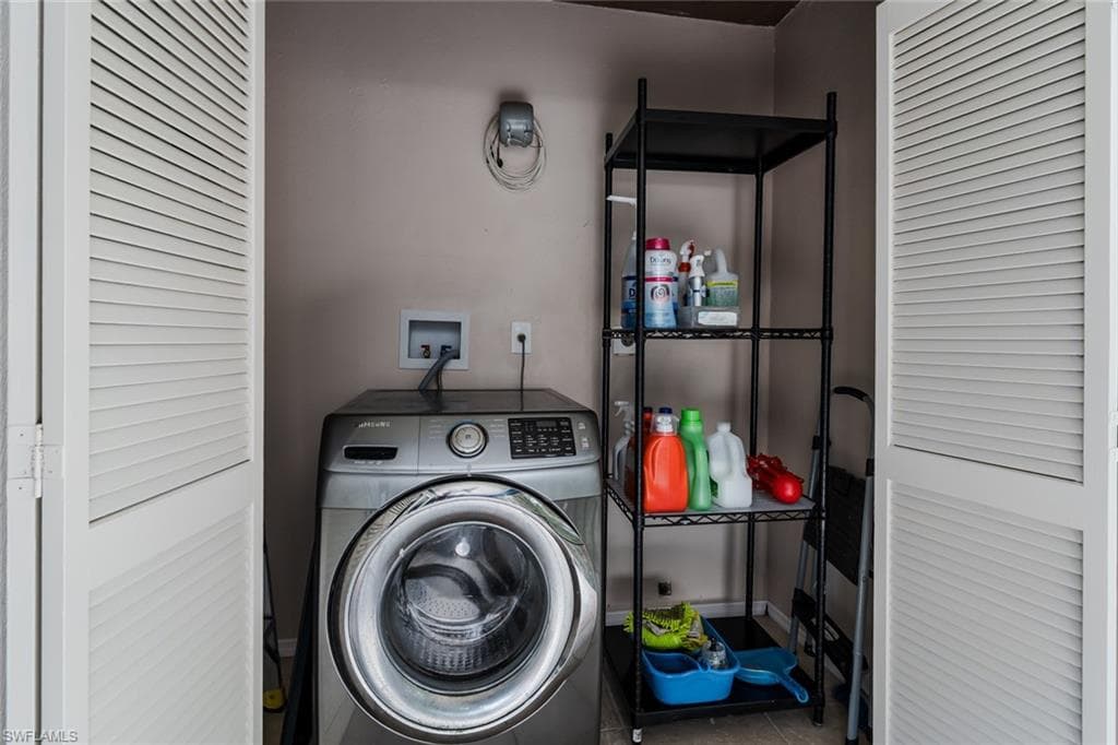 Washroom with washer / clothes dryer and baseboards
