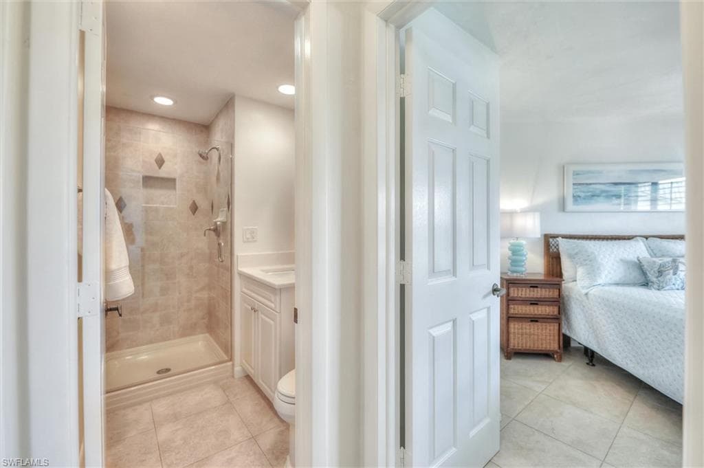 Full bath with toilet and bath / shower combo with glass door