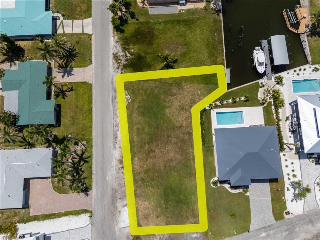 Almost 1/3 acre of land!!