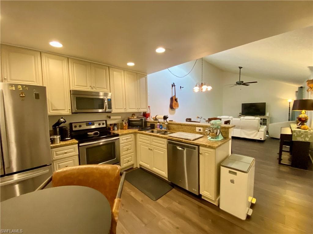 5647 Foxlake DR photo 5 of 31
