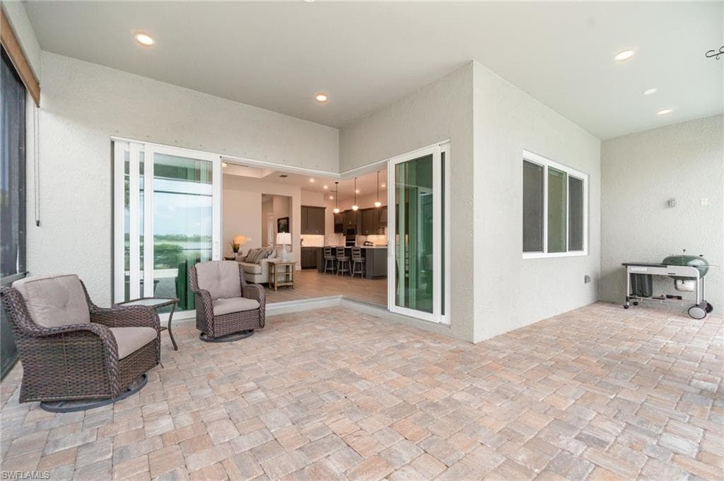 Zero corner entry making indoor / outdoor entertaining a seamless experience.