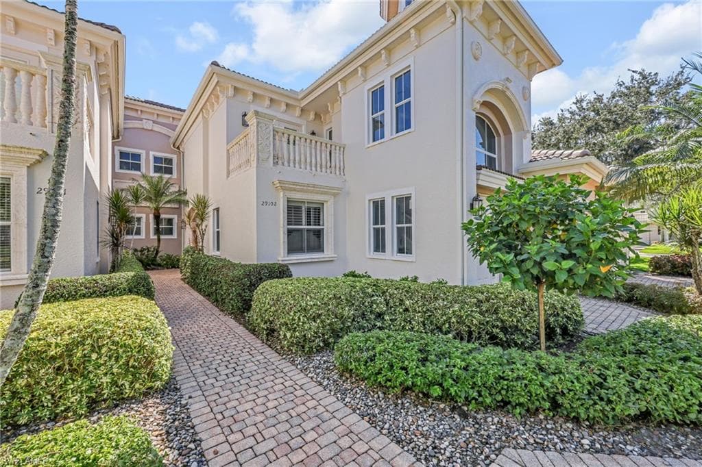 545 Avellino Isles CIR 102 photo 1 of 30