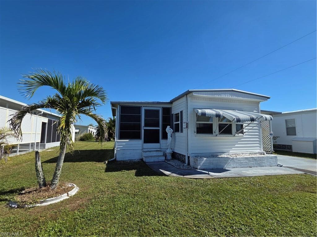 Low cost living in Paradise! Monthly fee is only $180 and includes recreational amenities and common grounds maintenance