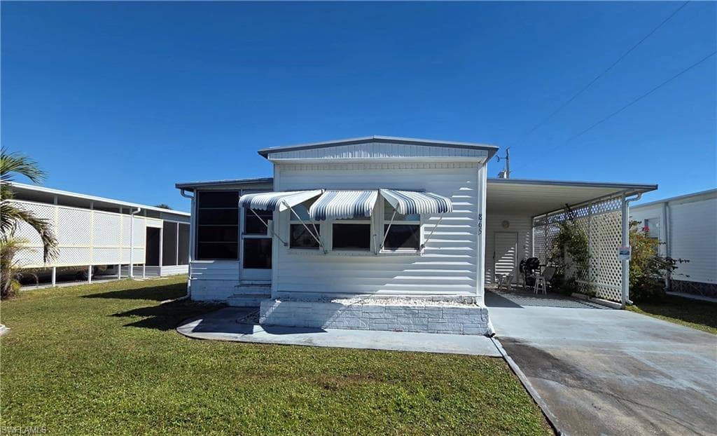 Own the unit AND the land it sits on with this immaculate unit in Lazy Days.