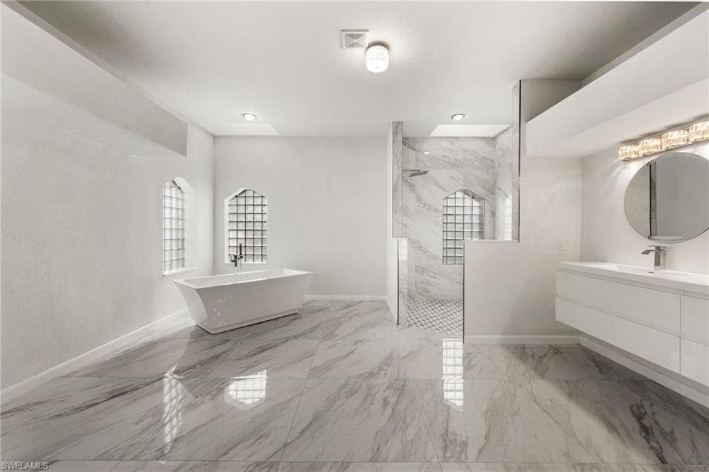 Master BR en suite bath, stand up shower & tub