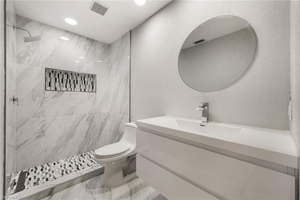 second floor en suite bathroom