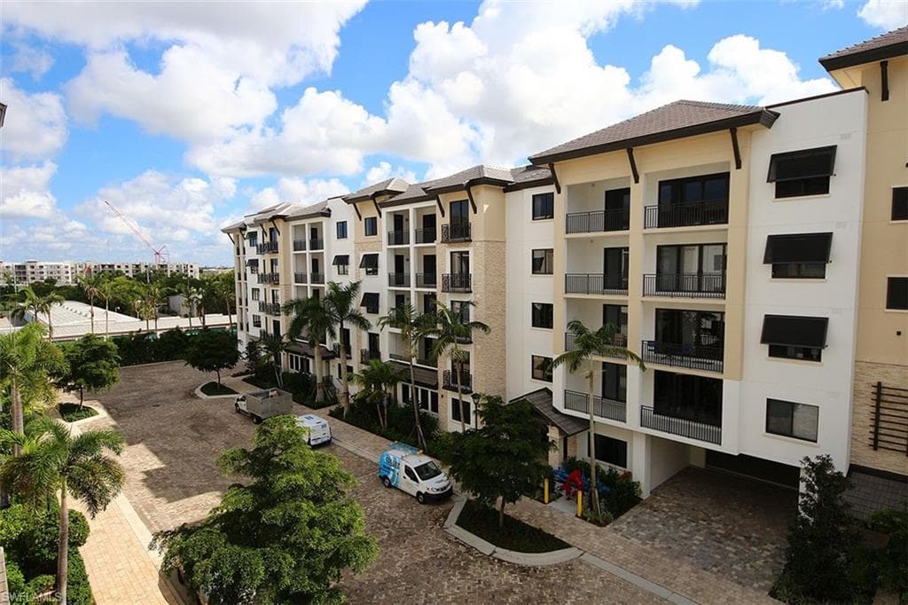 View of apartment building / complex