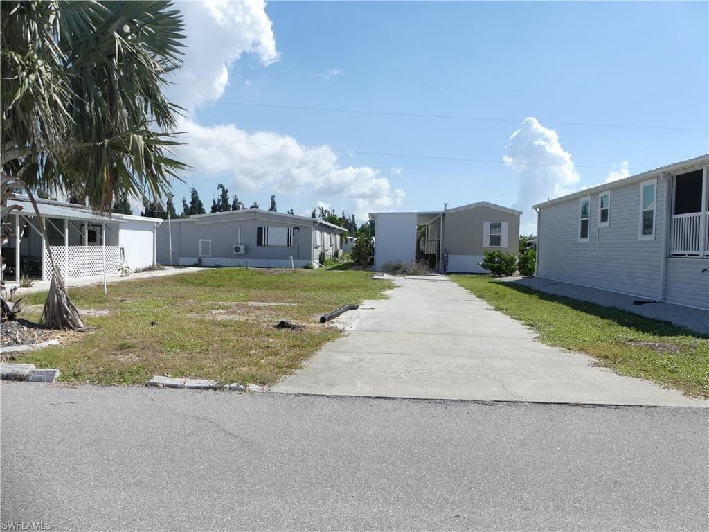4915 Gulfgate LN photo 3 of 8