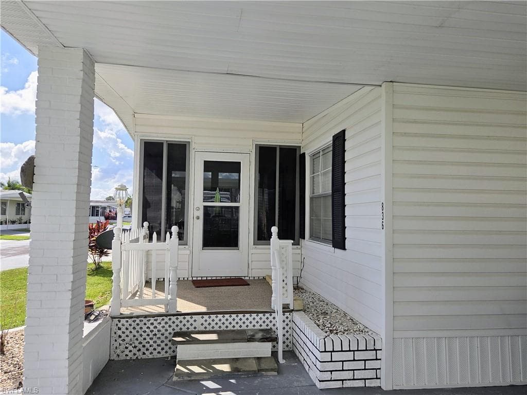 Low cost living in Paradise! Monthly fee is only $180 and includes recreational amenities and common grounds maintenance.