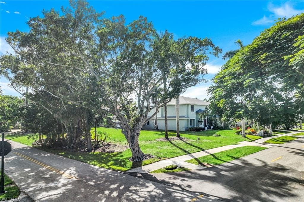 View of front of property featuring a front lawn